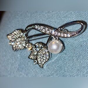 💗💗💗Silver-Tone Pearl & Crystal Floral Brooch - Elegant Women’s Jewelry